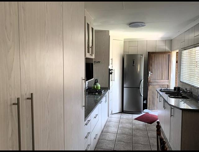 2 BEDROOM TOWNHOUSE FOR SALE IN BEYERS PARK